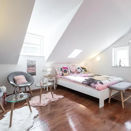 Mango & Tango Oldtown Apartment